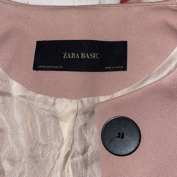 Zara women’s pink blazer with puff sleeves and big black buttons - Picture 3 of 6
